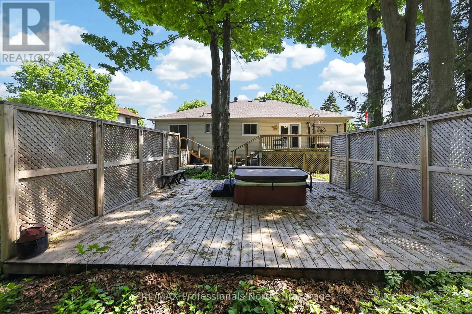 48 FAIRWAY CRESCENT