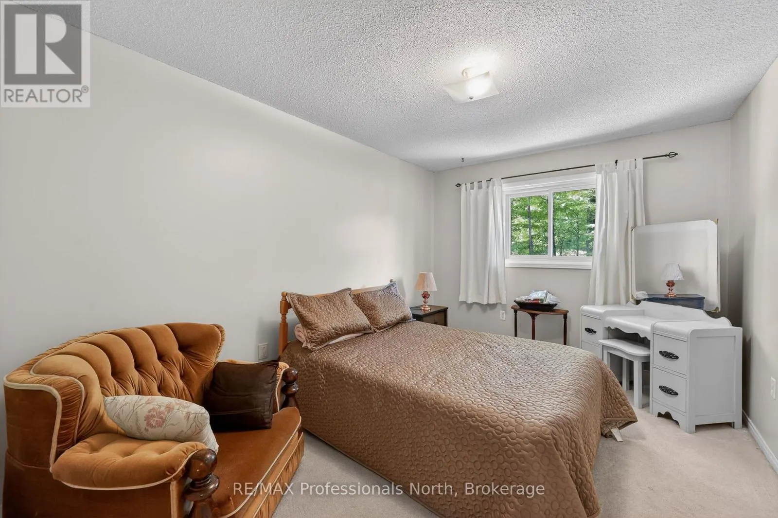 48 FAIRWAY CRESCENT