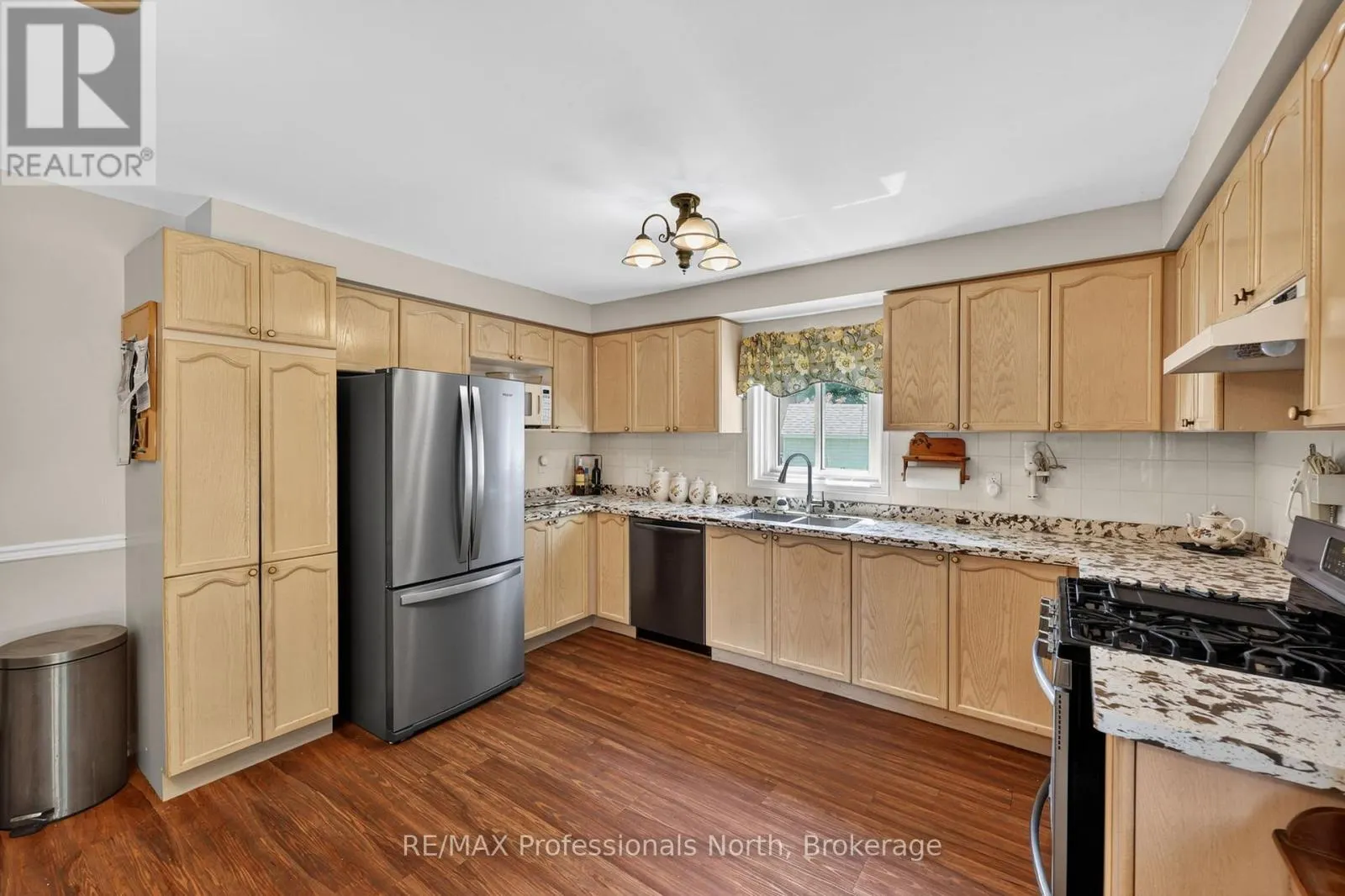 48 FAIRWAY CRESCENT