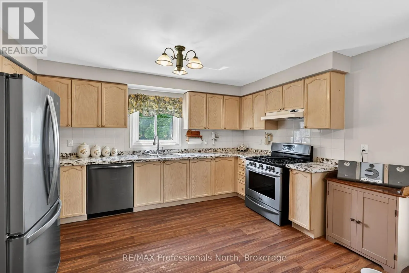 48 FAIRWAY CRESCENT