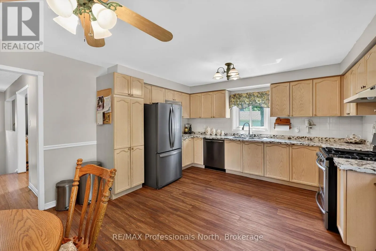 48 FAIRWAY CRESCENT