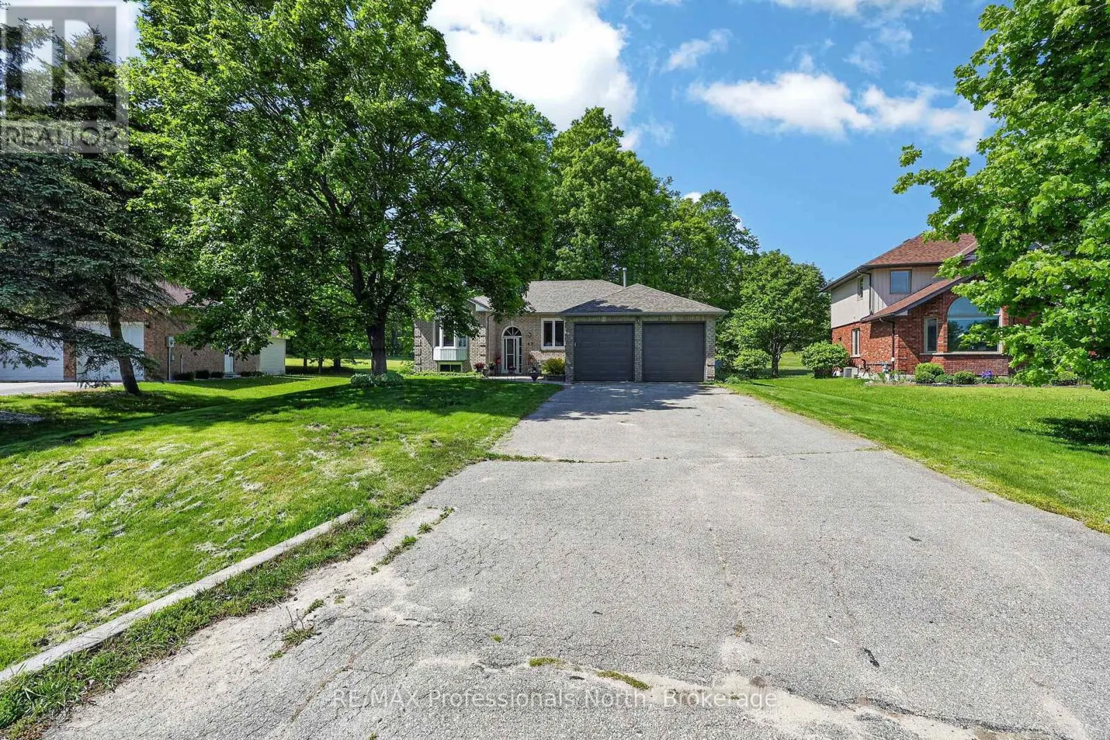 48 FAIRWAY CRESCENT