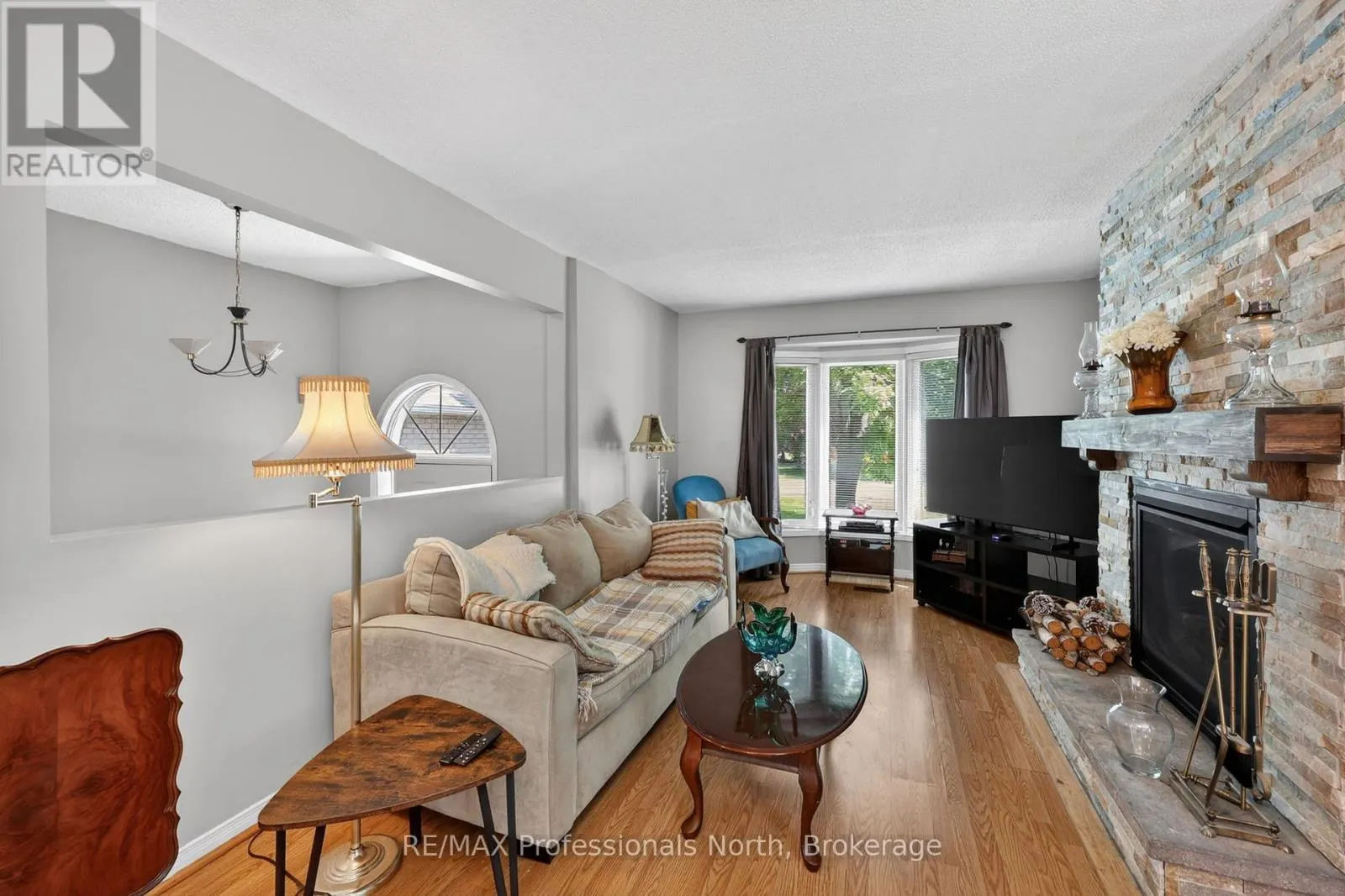 48 FAIRWAY CRESCENT