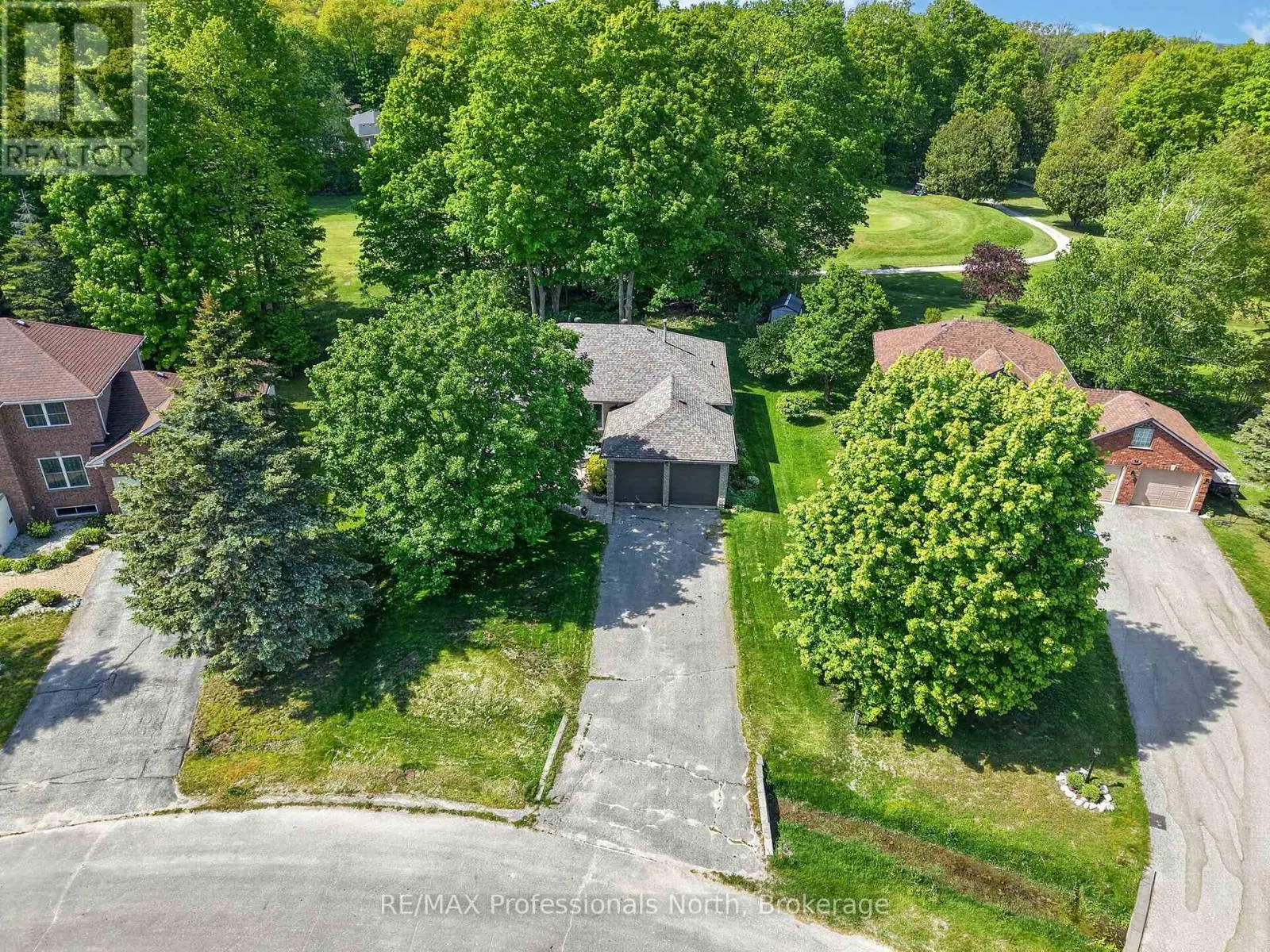 48 FAIRWAY CRESCENT