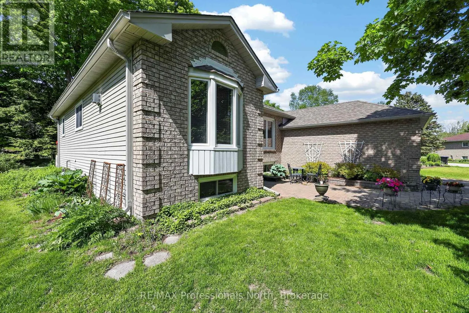 48 FAIRWAY CRESCENT
