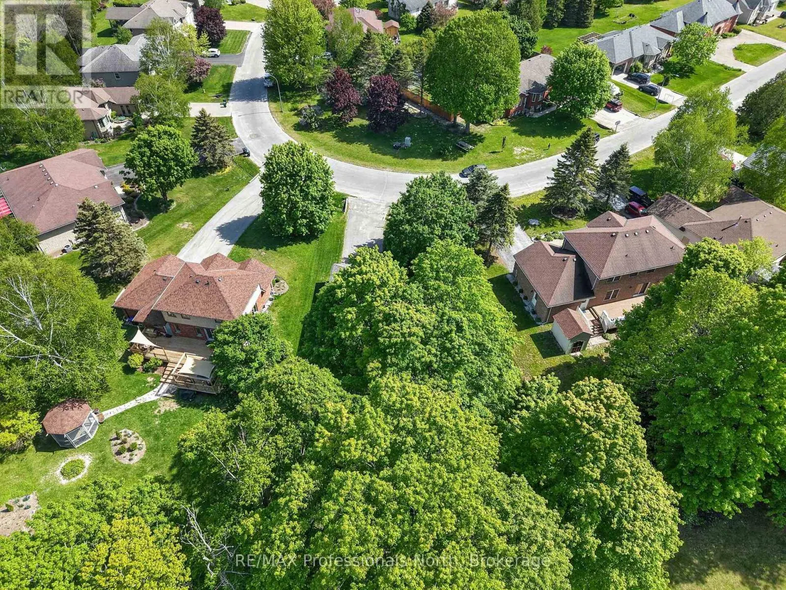 48 FAIRWAY CRESCENT