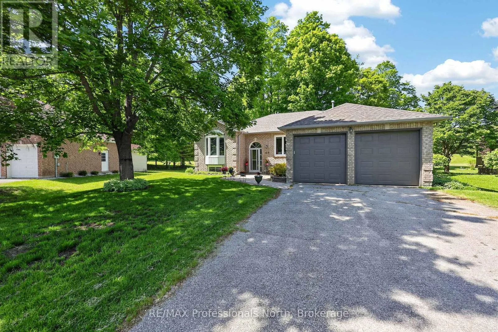 48 FAIRWAY CRESCENT