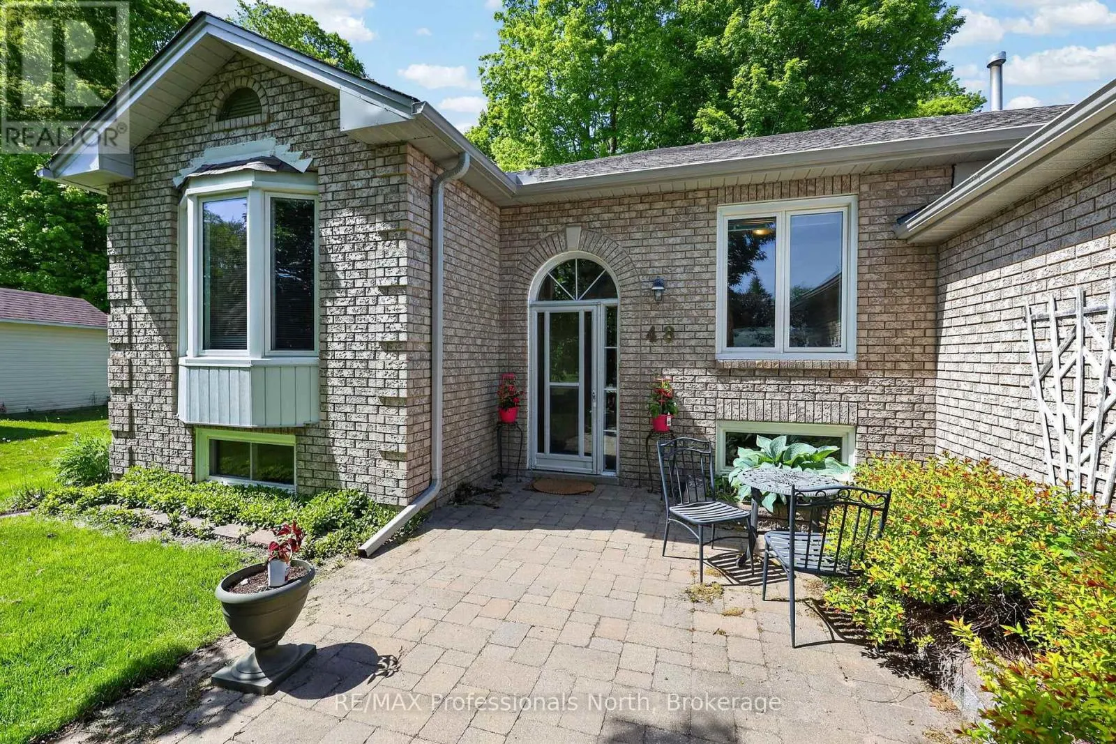 48 FAIRWAY CRESCENT