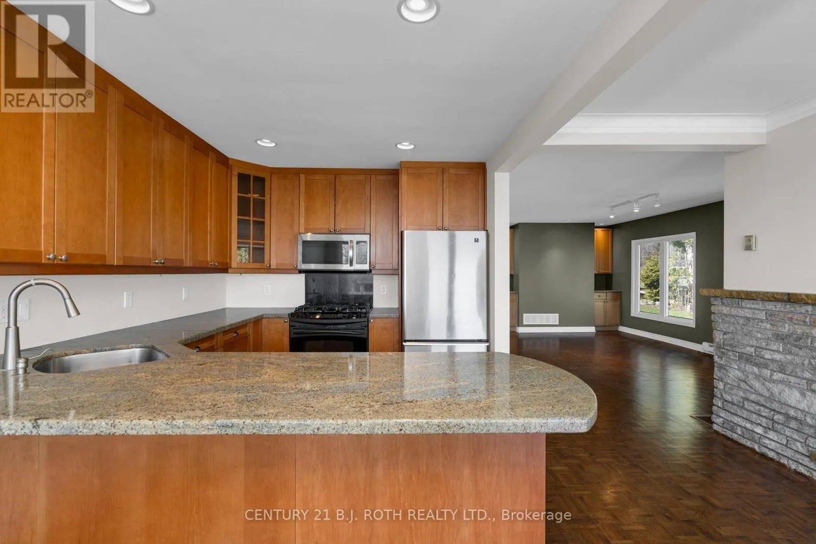 49 LAKESHORE ROAD E