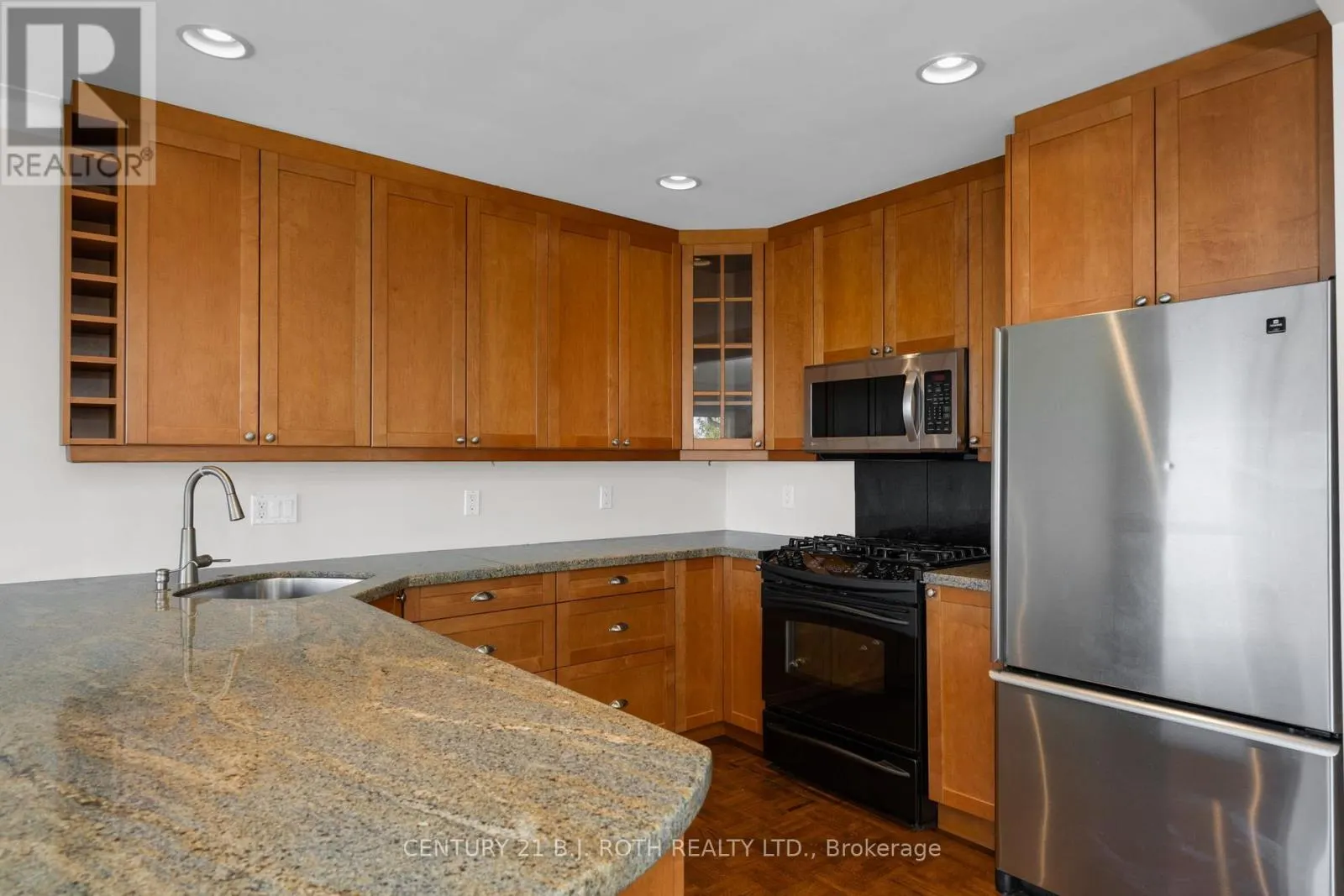 49 LAKESHORE ROAD E