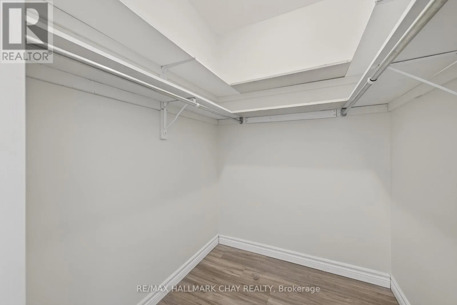 11 - 275 HURON STREET