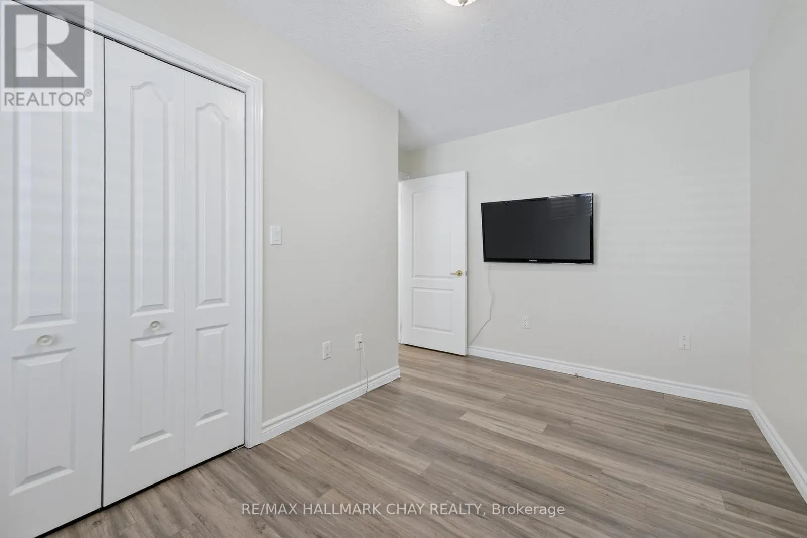 11 - 275 HURON STREET