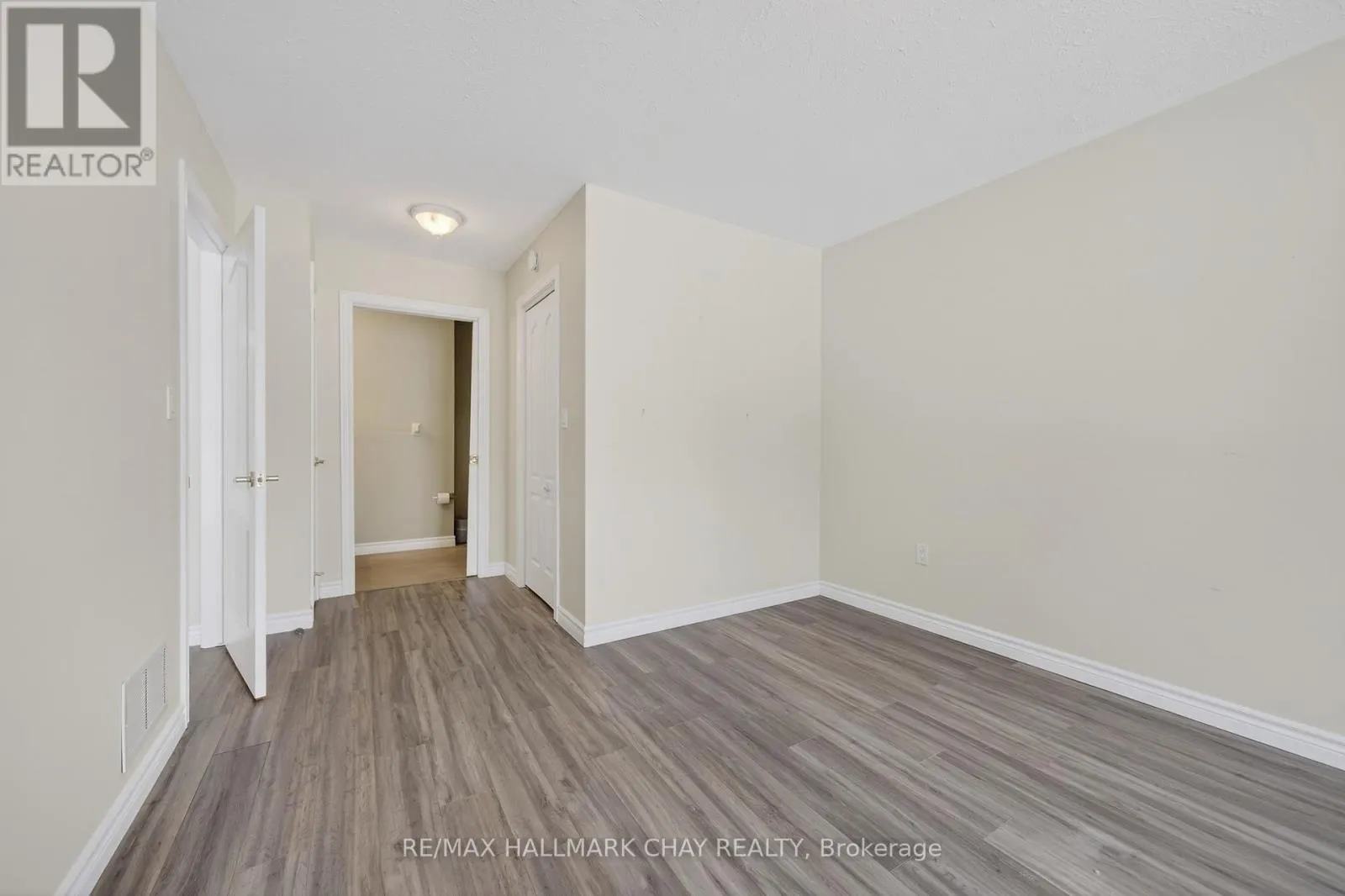 11 - 275 HURON STREET