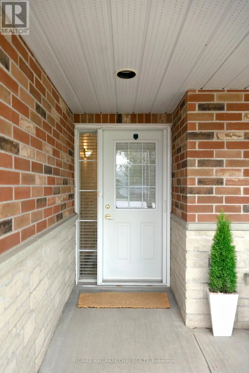 11 - 275 HURON STREET