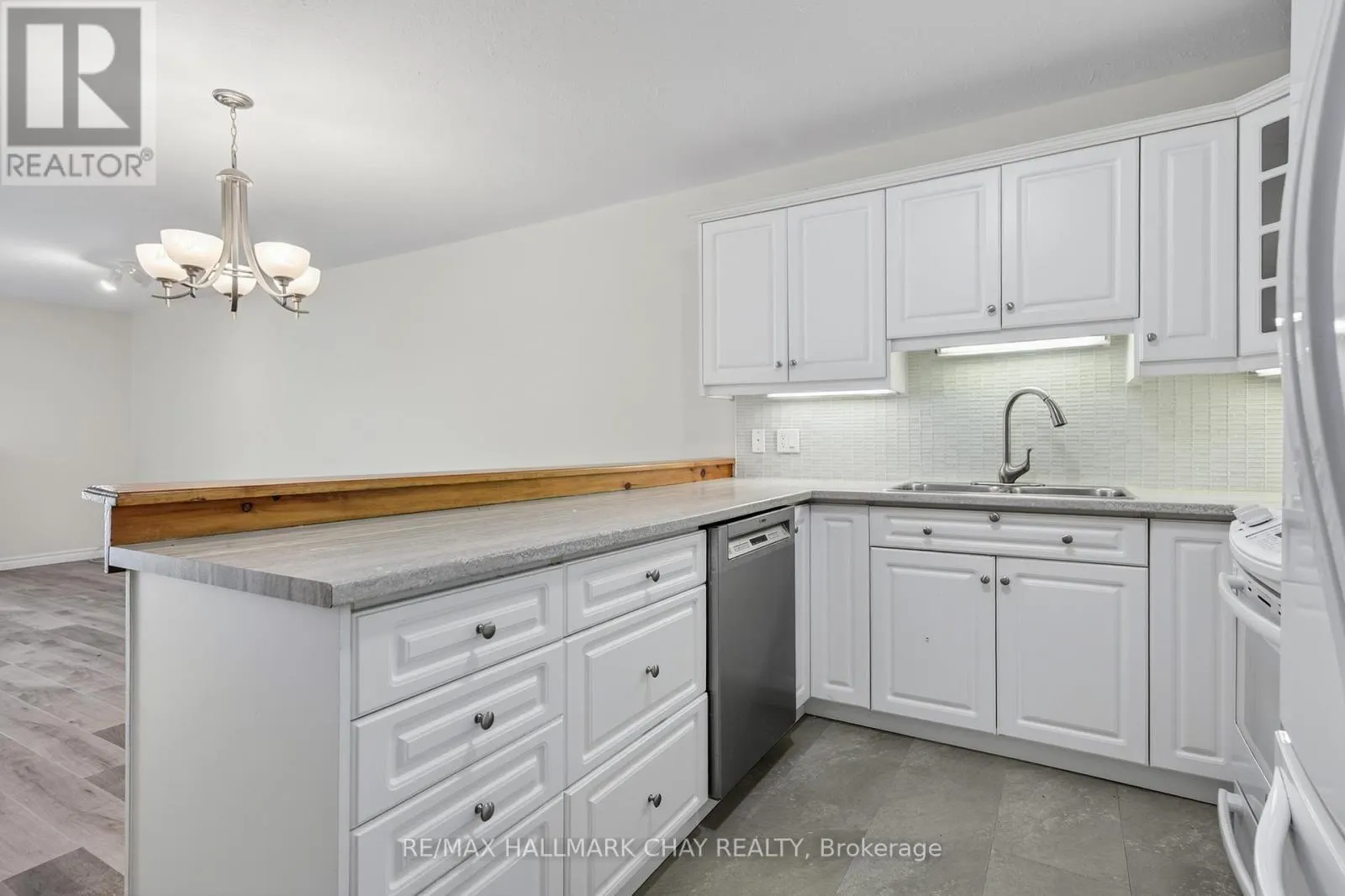 11 - 275 HURON STREET