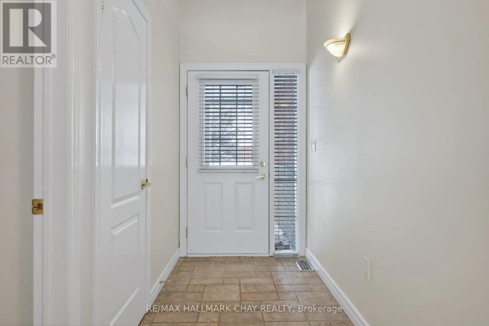 11 - 275 HURON STREET