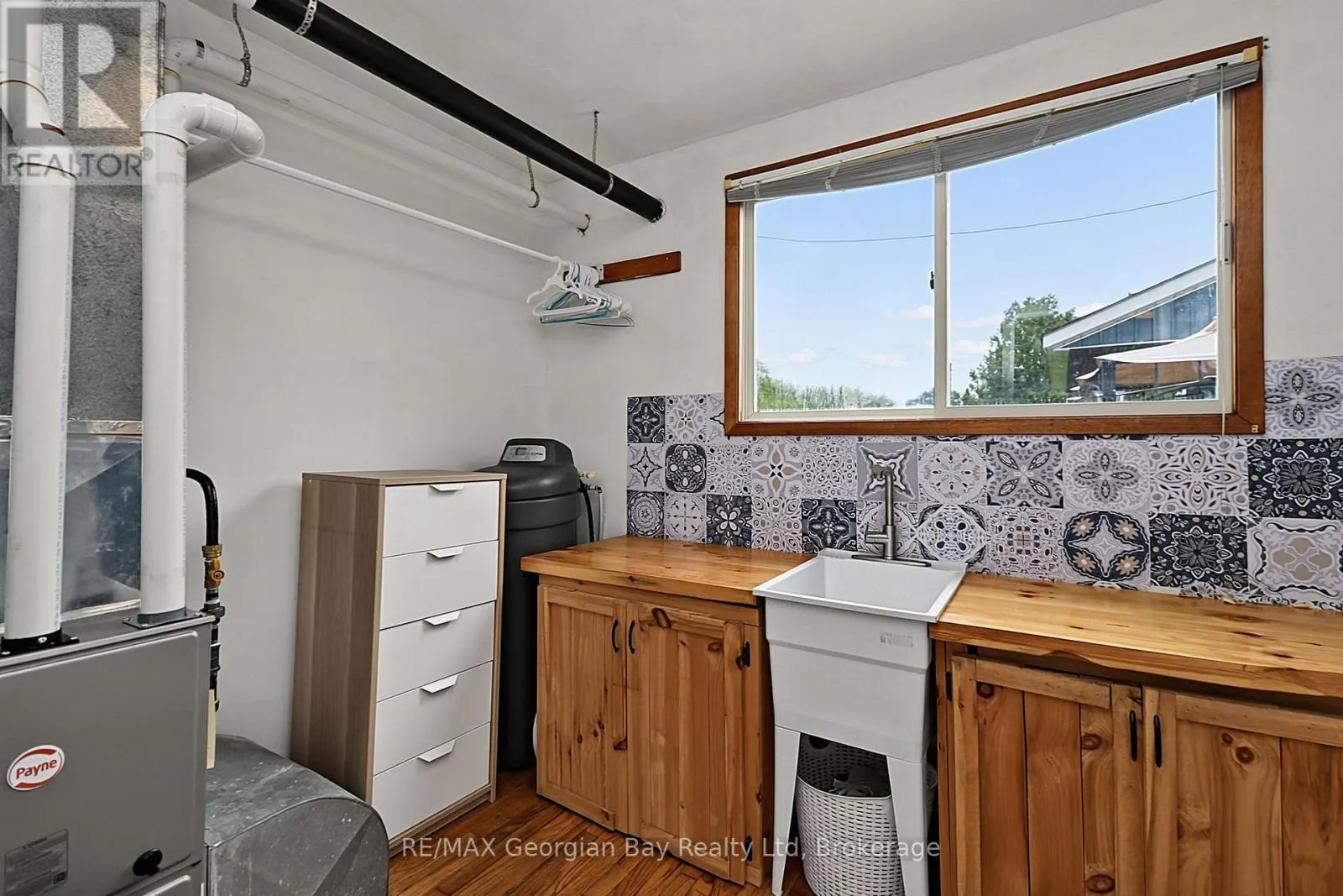 154 ROBERT STREET W