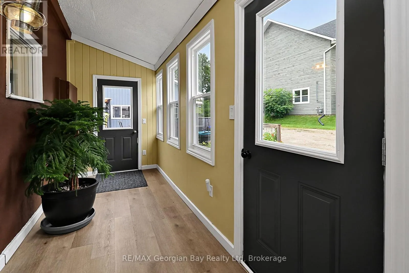 154 ROBERT STREET W