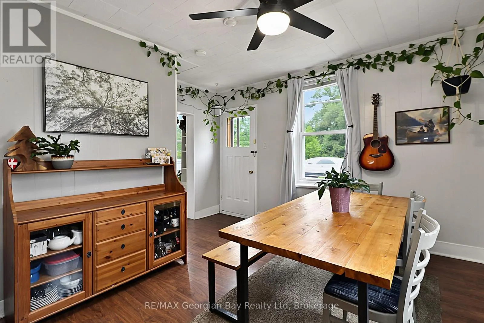 154 ROBERT STREET W