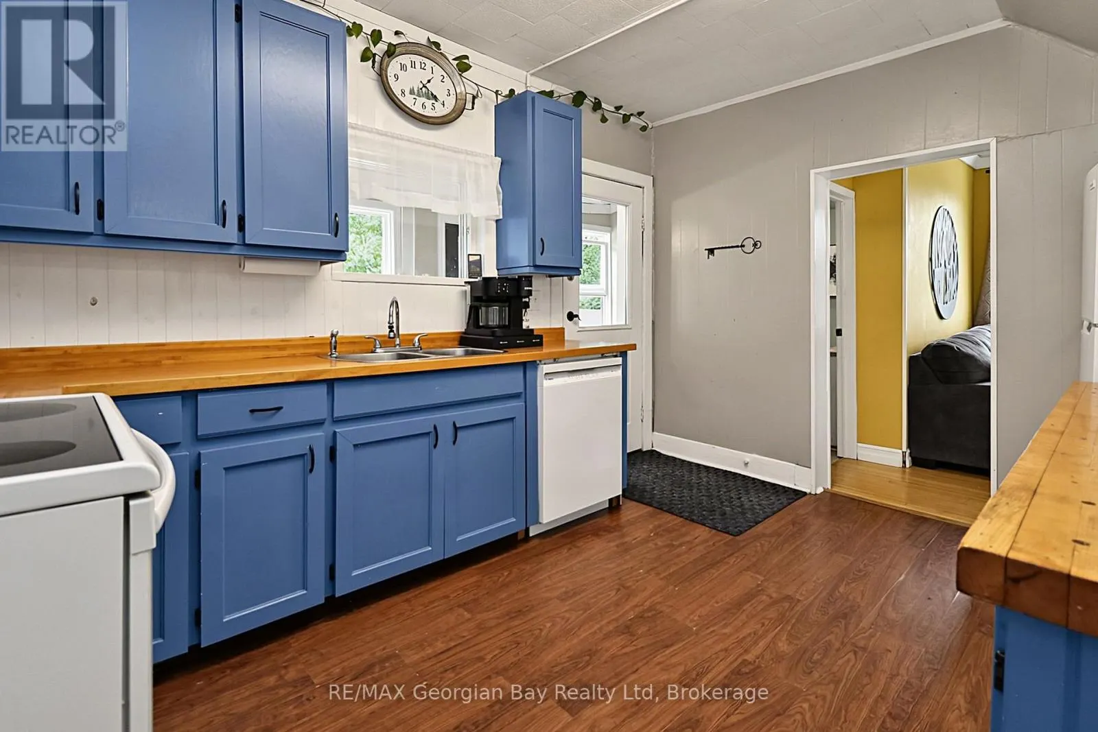 154 ROBERT STREET W