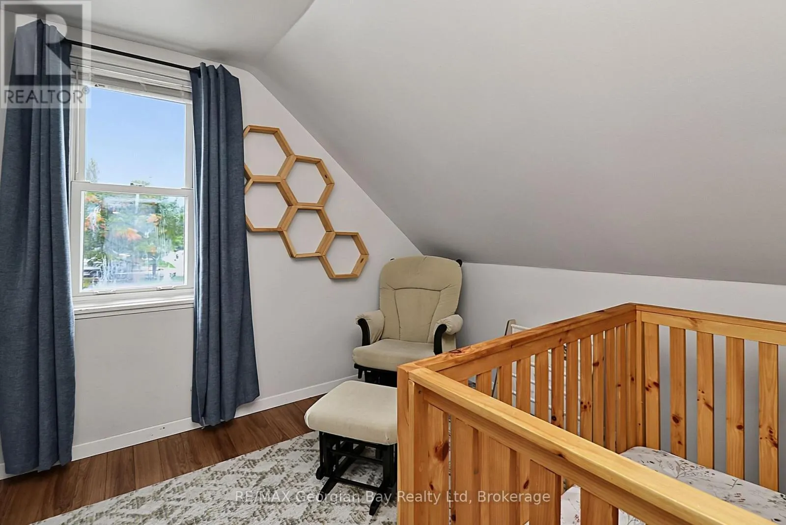 154 ROBERT STREET W