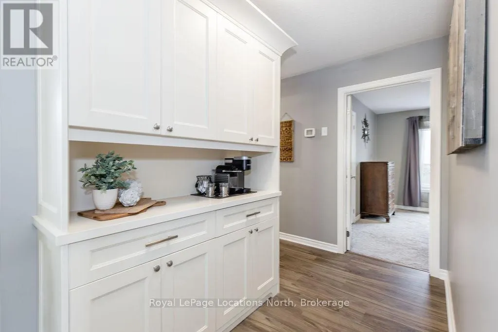 1094 RIVER ROAD W