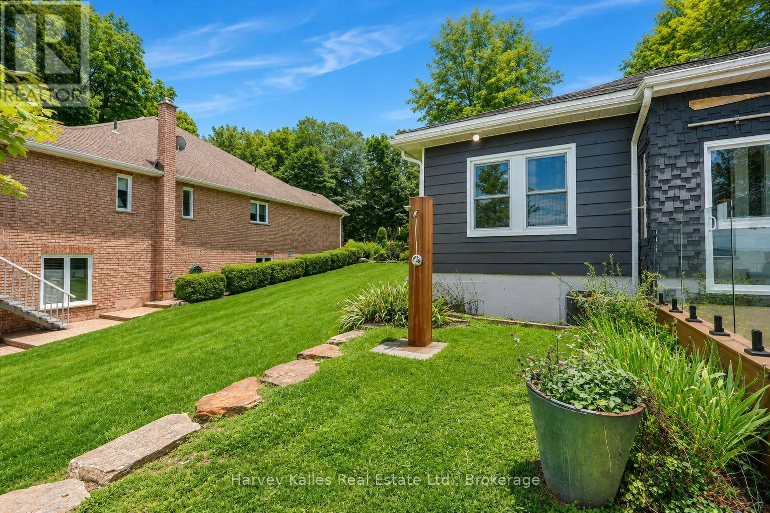 1515 CHAMPLAIN ROAD