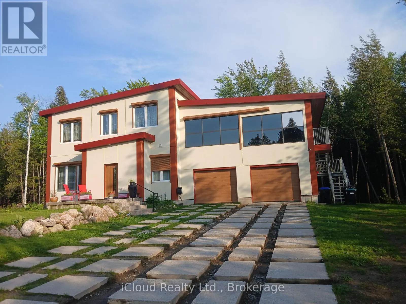 2216 CHAMPLAIN ROAD
