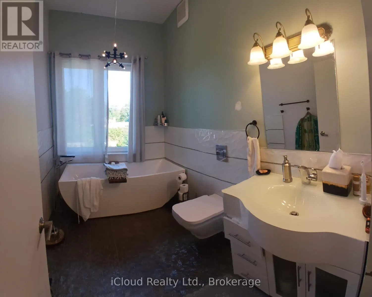 2216 CHAMPLAIN ROAD