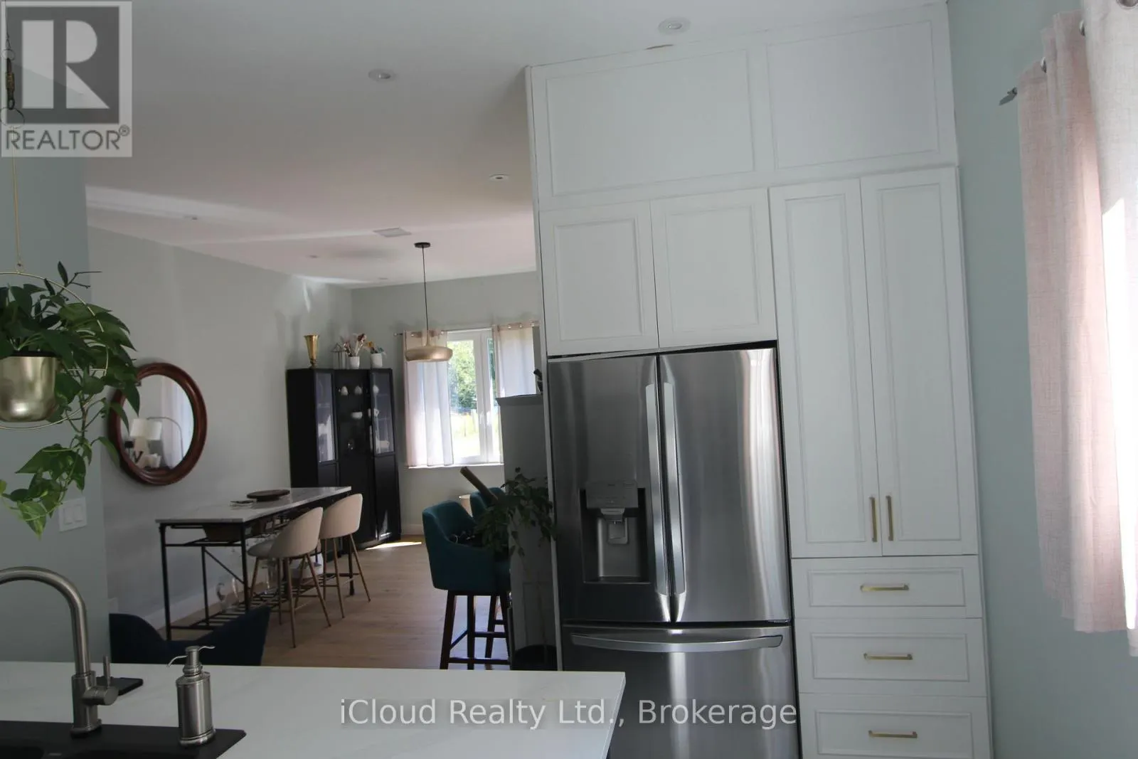 2216 CHAMPLAIN ROAD