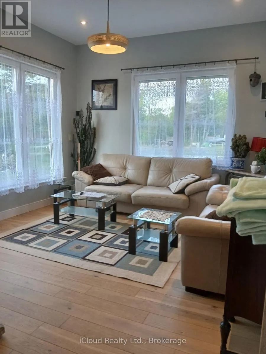 2216 CHAMPLAIN ROAD