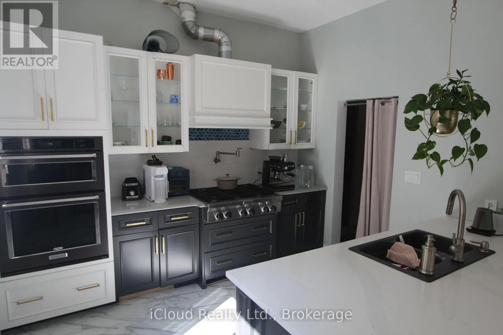 2216 CHAMPLAIN ROAD