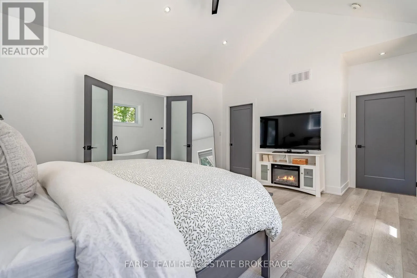 50 BEAUFORT CRESCENT