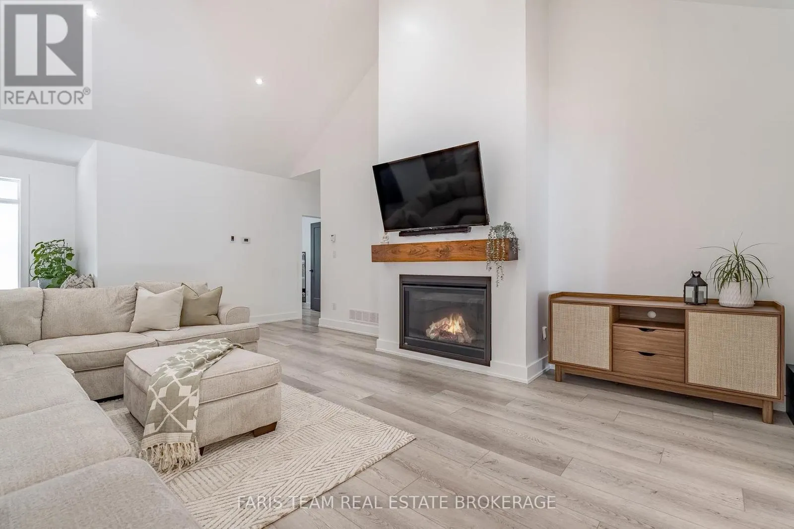50 BEAUFORT CRESCENT