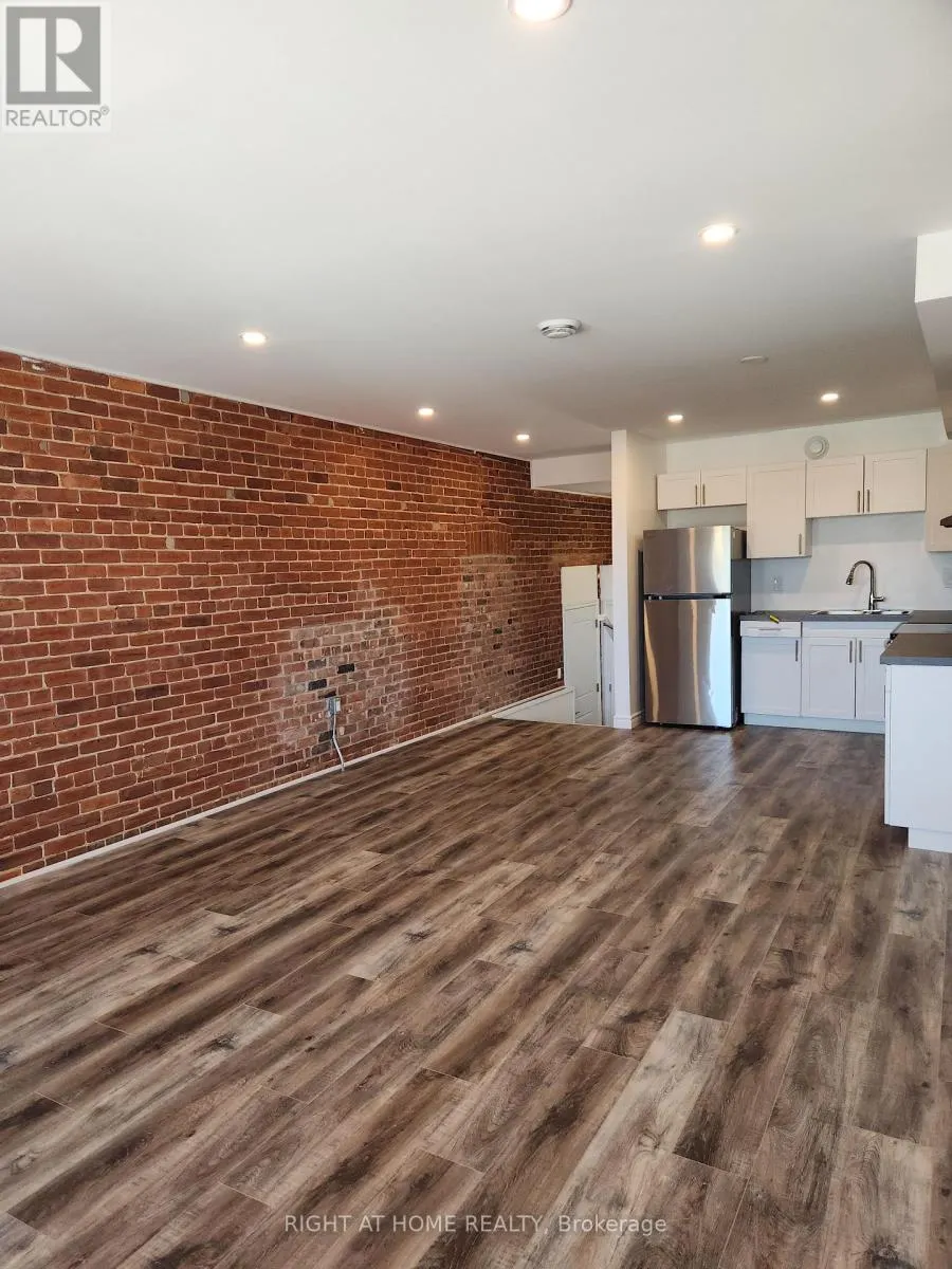 203 - 9 QUEEN STREET W