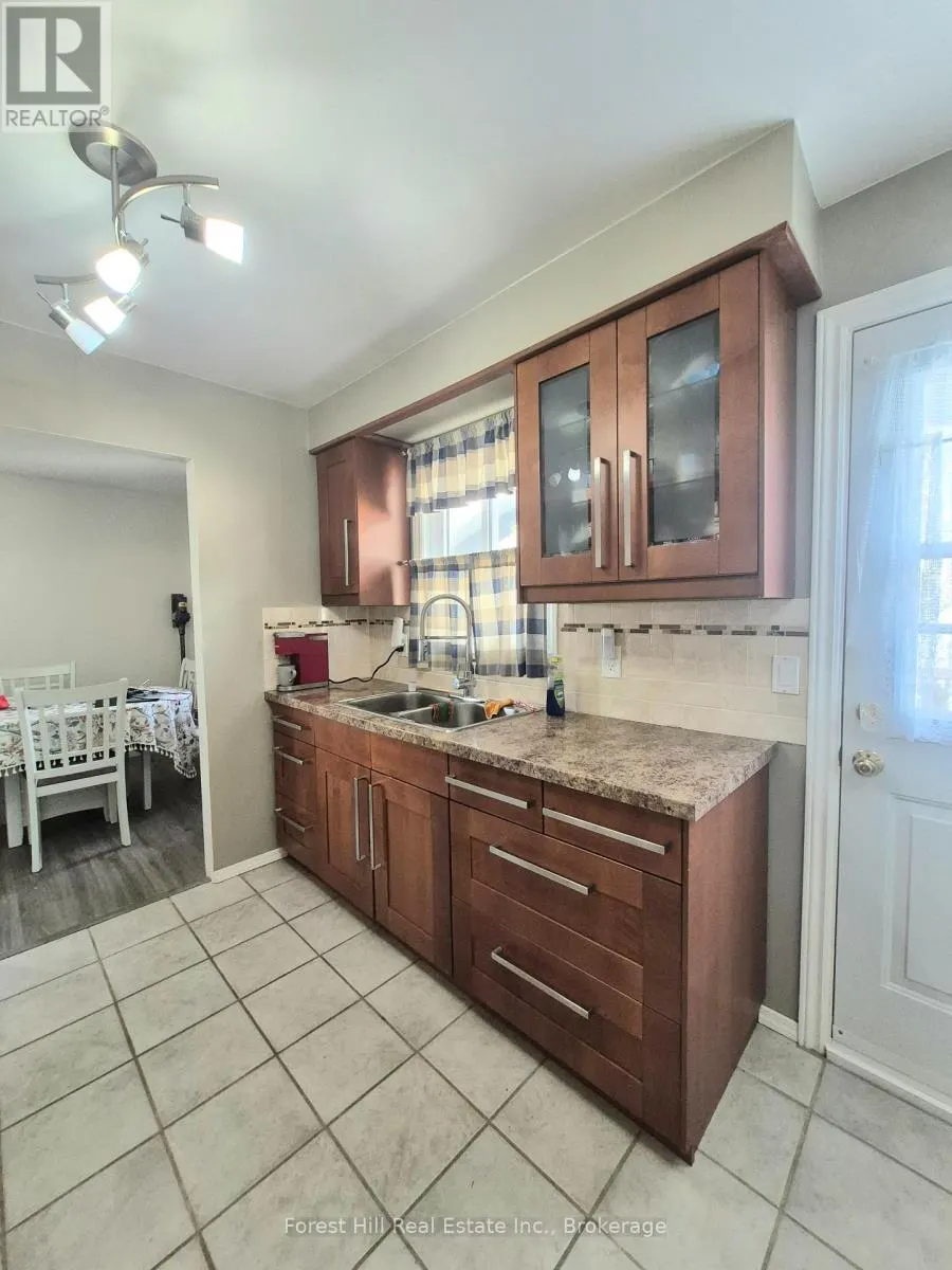 679 SIMCOE AVENUE W