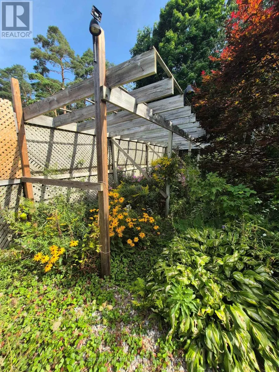 679 SIMCOE AVENUE W