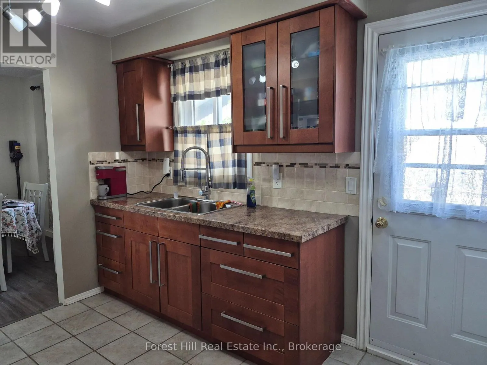 679 SIMCOE AVENUE W