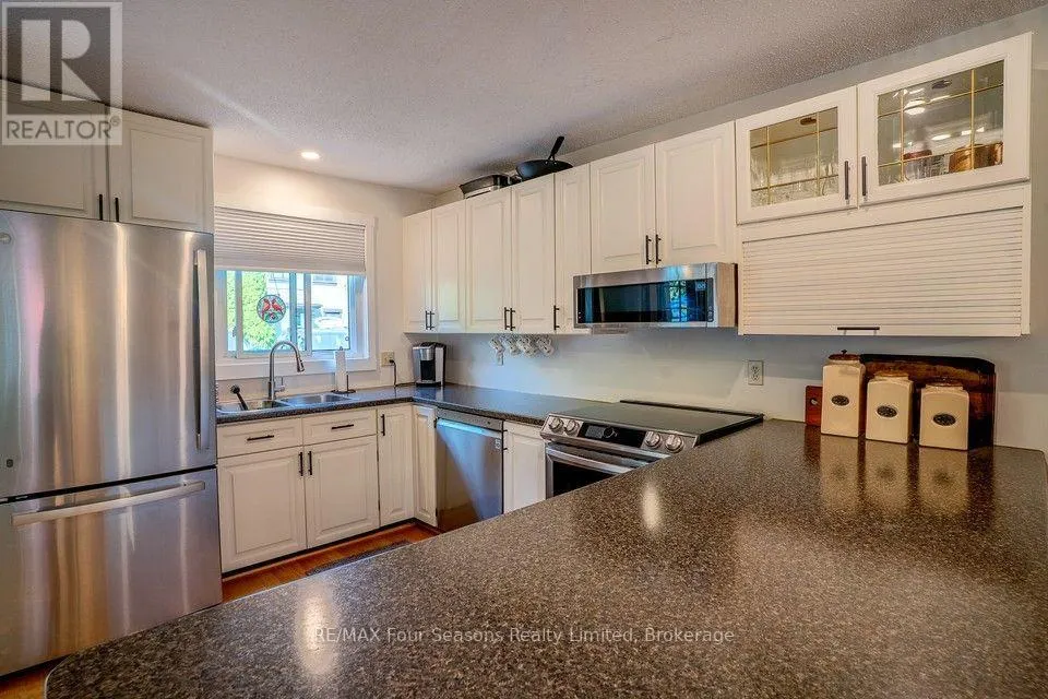 158 ESCARPMENT CRESCENT