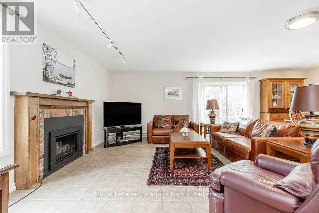 112 ESCARPMENT CRESCENT