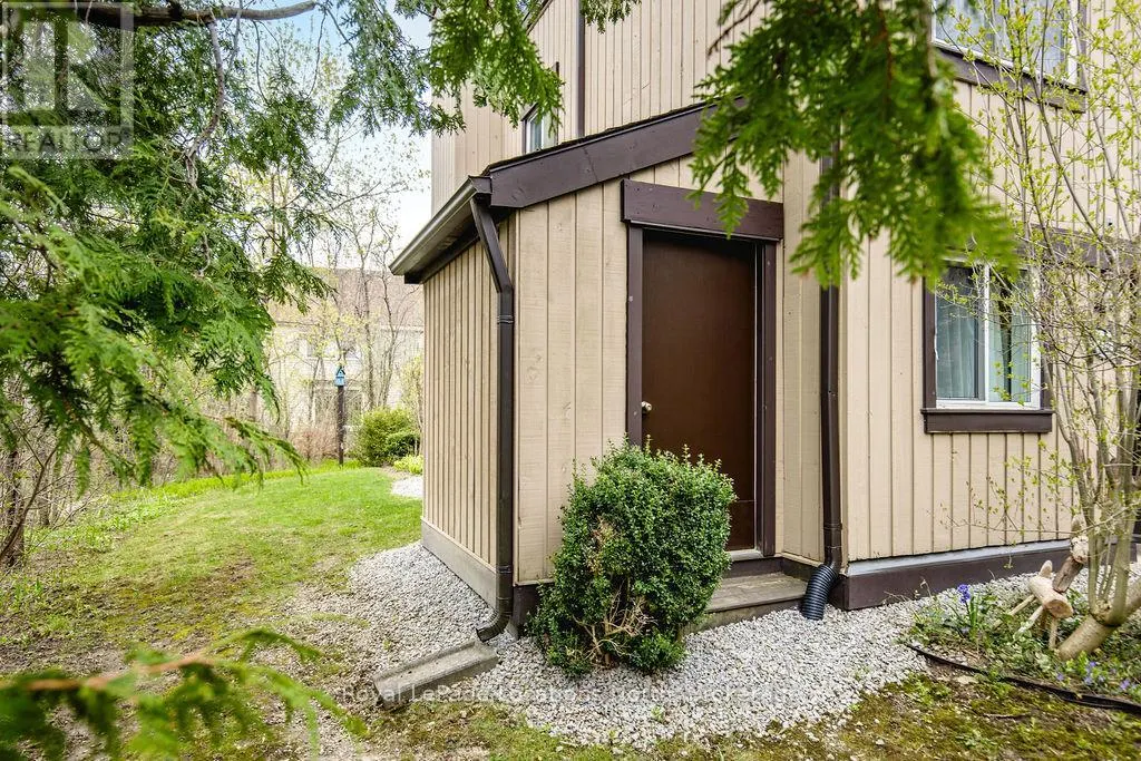 112 ESCARPMENT CRESCENT