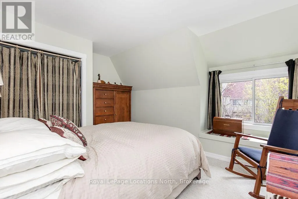 112 ESCARPMENT CRESCENT