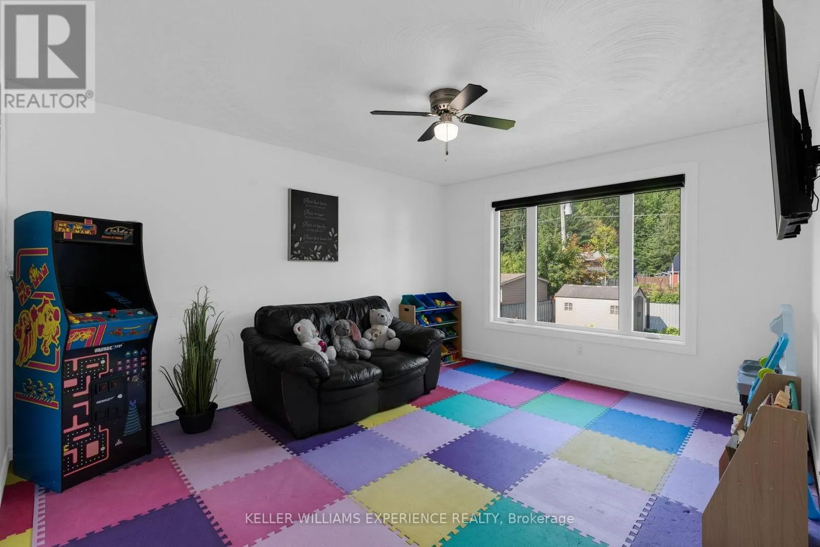 4 DOWNER CRESCENT