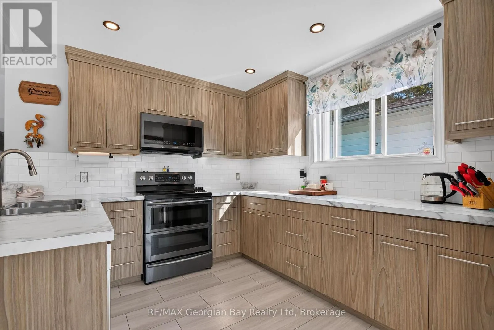 898 YONGE STREET