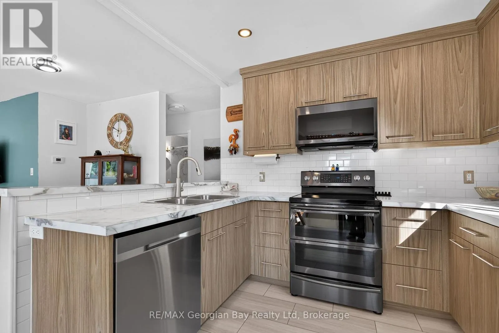 898 YONGE STREET