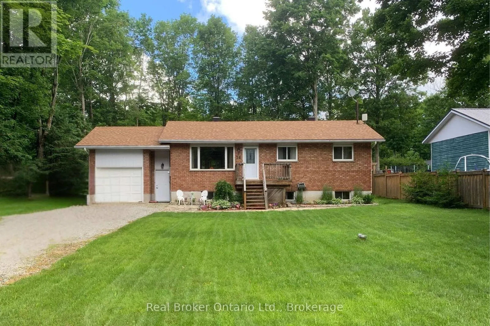 16 MUNDY AVENUE