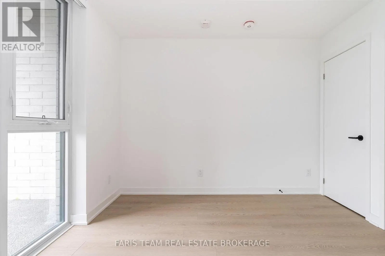 412 - 31 HURON STREET