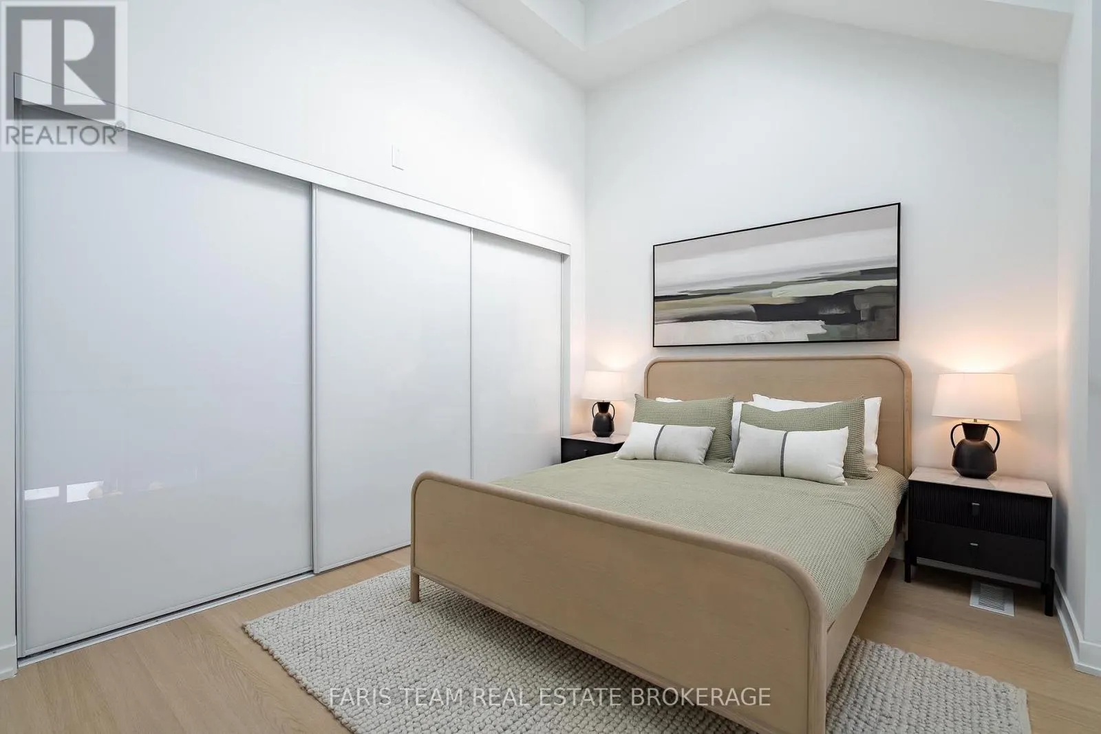 611 - 31 HURON STREET