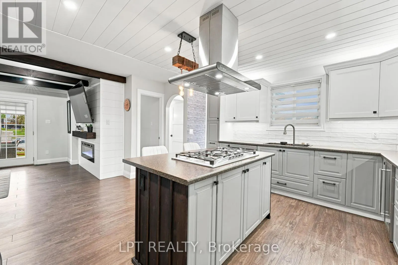 2628 WESTSHORE CRESCENT