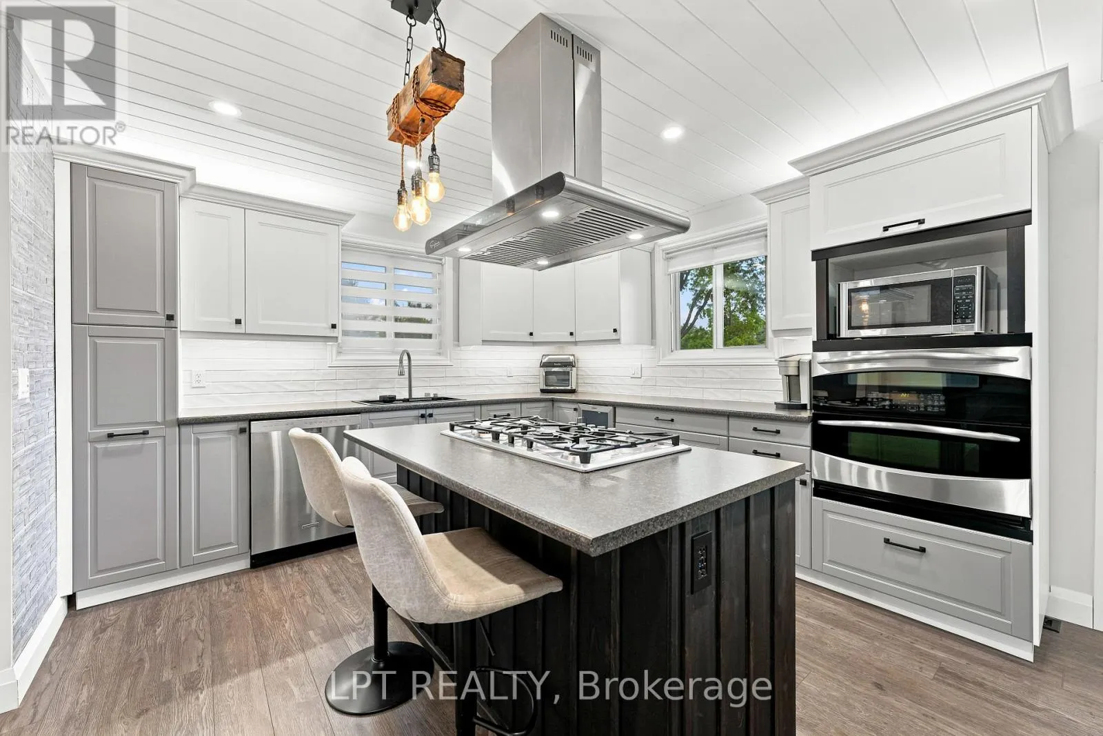 2628 WESTSHORE CRESCENT